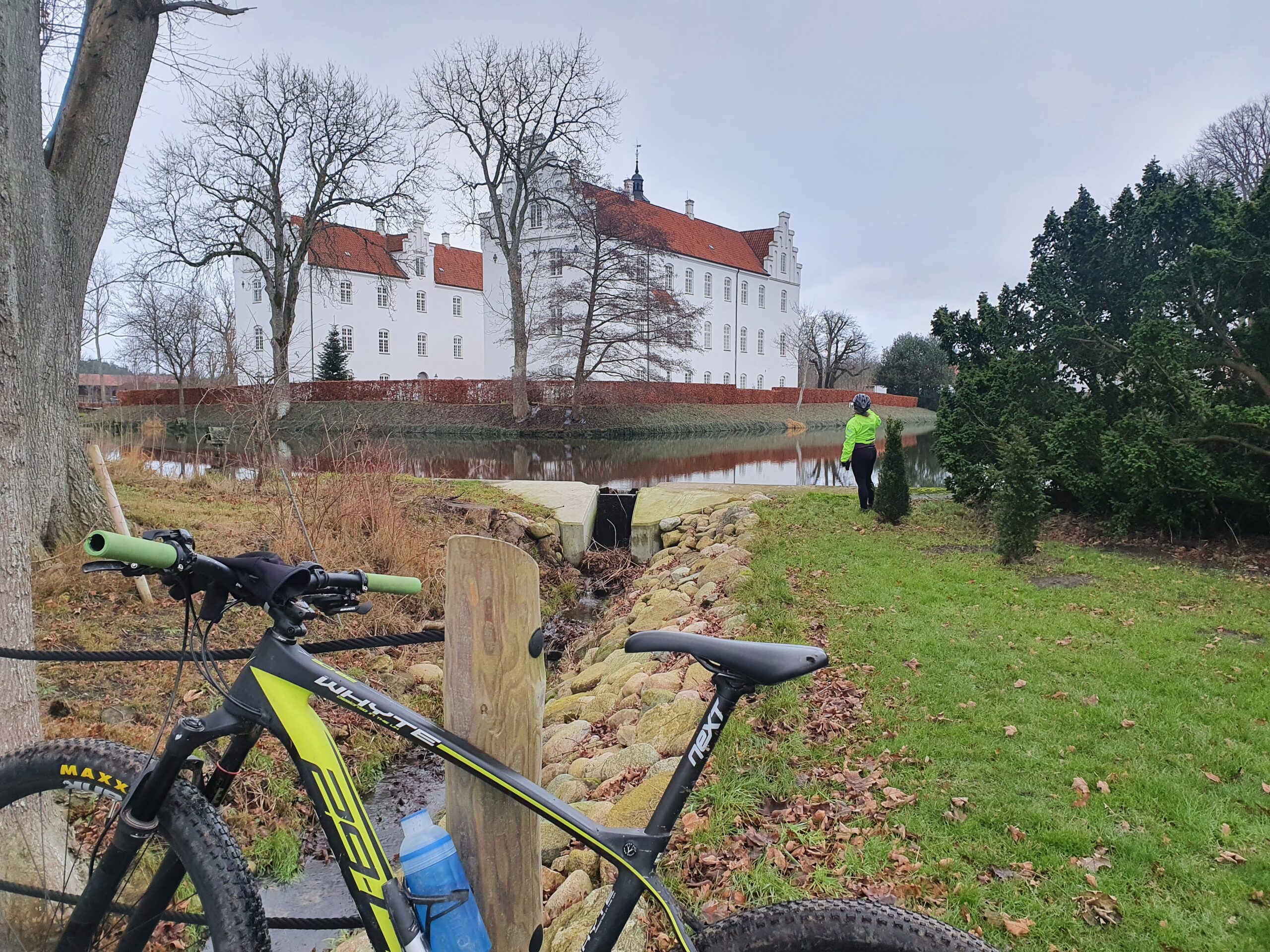 32 skønne km med Slotte, skov, åbent land og hav