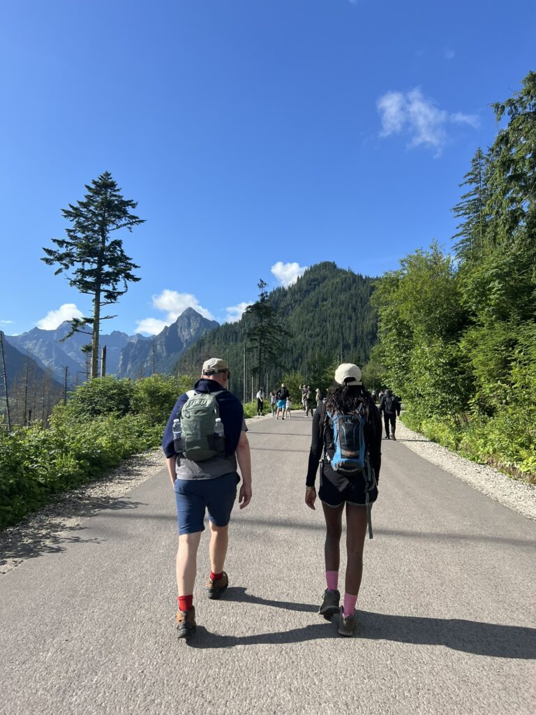 Vandring ad vej op til Morski Okosøen