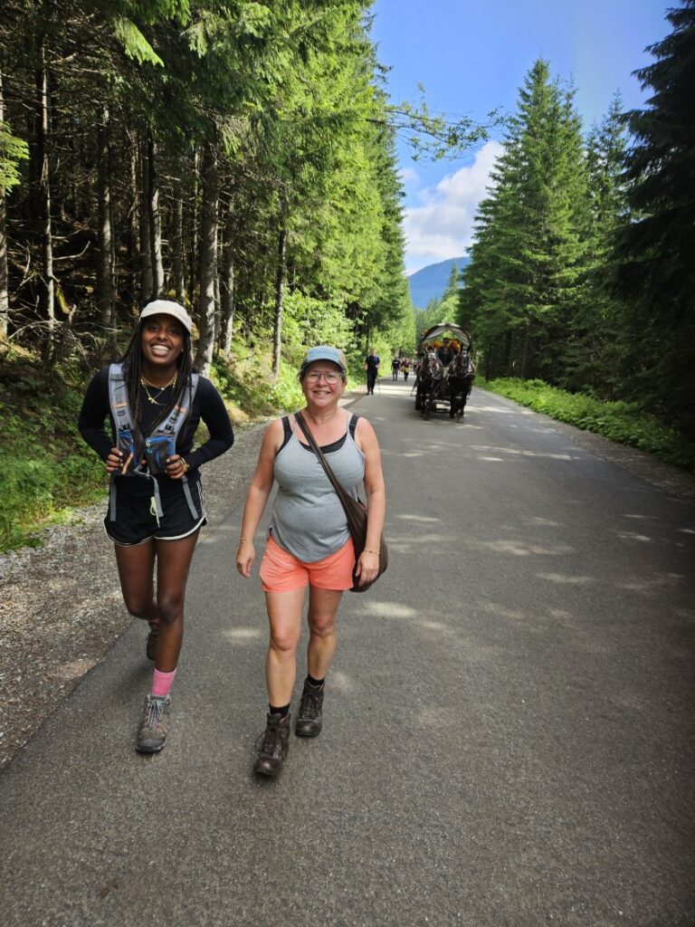 Vandring ad vej med hestevogn op til Morskie Okosøen