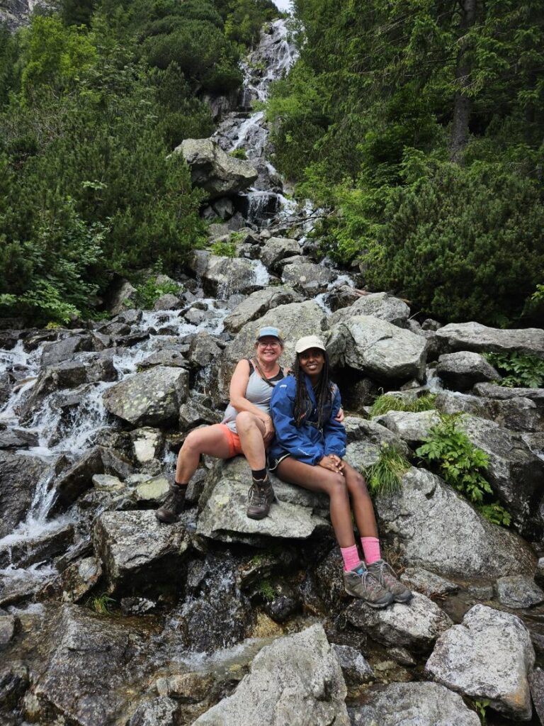 udsigt til et vandfald ved Morskie Oko